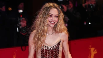 Amanda Seyfried pokorila Berlinale: Čipka, metalik korzet i totalni wow efekt