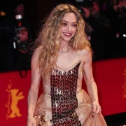Amanda Seyfried pokorila Berlinale: Čipka, metalik korzet i totalni wow efekt