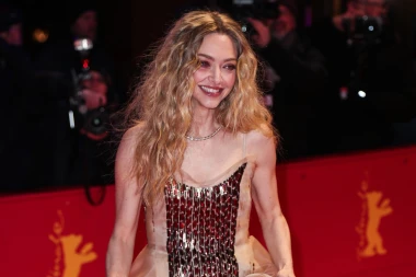 Amanda Seyfried pokorila Berlinale: Čipka, metalik korzet i totalni wow efekt