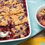 'Dump cake' s voćem: Istresite sastojke i uživajte u prefinom desertu