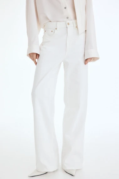 Najsvestraniji komad sezone: Bijele traperice u proljetnim kombinacijama