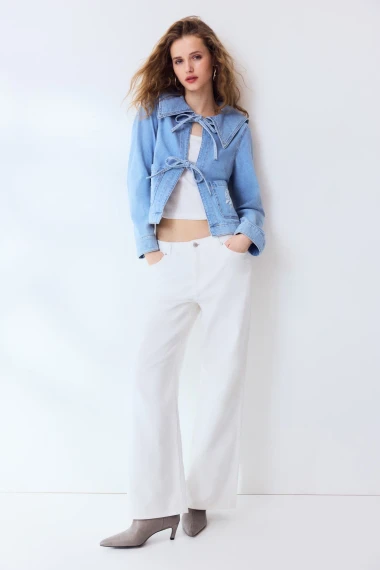 Najsvestraniji komad sezone: Bijele traperice u proljetnim kombinacijama