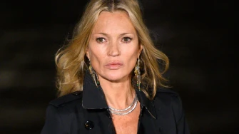 Kate Moss i dalje postavlja modna pravila: Heroin chic i u pedesetima