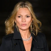 Kate Moss i dalje postavlja modna pravila: Heroin chic i u pedesetima