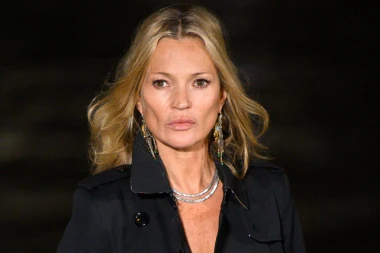 Kate Moss i dalje postavlja modna pravila: Heroin chic i u pedesetima