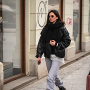 Djevojka sa &scaron;pice plijeni poglede kultnom torbicom i ženstvenim detaljem