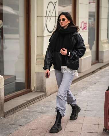 Djevojka sa &scaron;pice plijeni poglede kultnom torbicom i ženstvenim detaljem