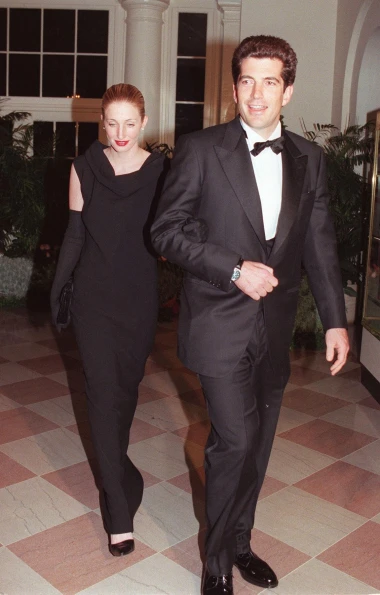 Komadi koje mora&scaron; imati ako voli&scaron; stil Carolyn Bessette-Kennedy