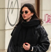 Djevojka sa &scaron;pice plijeni poglede kultnom torbicom i ženstvenim detaljem