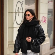 Djevojka sa &scaron;pice plijeni poglede kultnom torbicom i ženstvenim detaljem