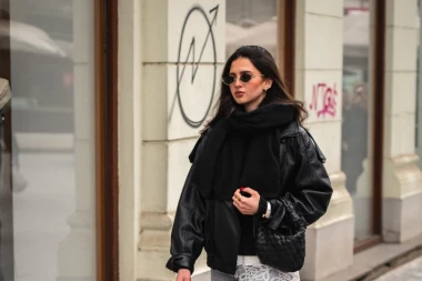 Djevojka sa &scaron;pice plijeni poglede kultnom torbicom i ženstvenim detaljem