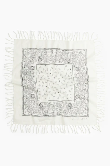 Povratak bandane: Zaboravljeni modni dodatak koji je postao viralni hit