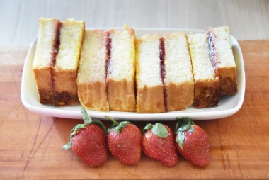 Sočno i jednostavno: Neodoljivi jogurt kolač s voćem