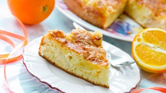 Sočno i jednostavno: Neodoljivi jogurt kolač s voćem