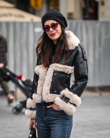 Retro chic na &scaron;pici: Pilotska jakna koja krade poglede i vraća nas u sedamdesete