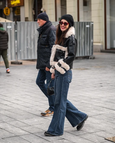 Retro chic na &scaron;pici: Pilotska jakna koja krade poglede i vraća nas u sedamdesete