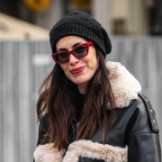 Retro chic na &scaron;pici: Pilotska jakna koja krade poglede i vraća nas u sedamdesete