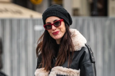 Retro chic na &scaron;pici: Pilotska jakna koja krade poglede i vraća nas u sedamdesete