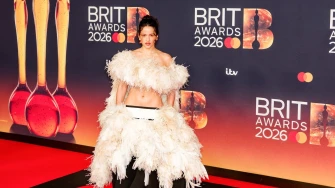 Crveni tepih gori, Olivia Dean slavi: Spektakl BRIT Awardsa u Manchesteru