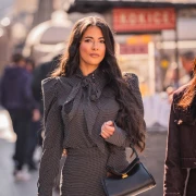 Veliki povratak ženstvenosti: Lijepa brineta u haljini na točkice inspiriranoj pedesetima