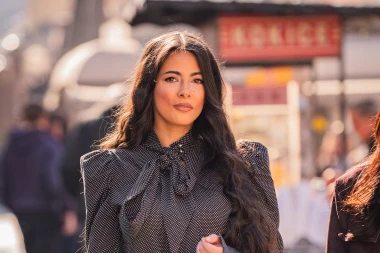 Veliki povratak ženstvenosti na &scaron;picu: Lijepa brineta u haljini inspiriranoj pedesetima