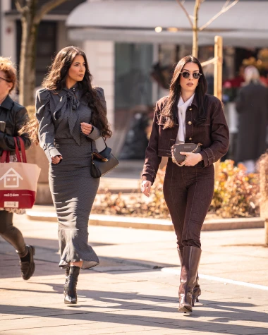 Veliki povratak ženstvenosti na &scaron;picu: Lijepa brineta u haljini inspiriranoj pedesetima