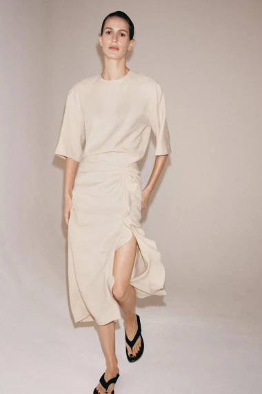 Od kave u gradu do posebnih prilika: Najljep&scaron;e midi haljine koje nosimo ove sezone