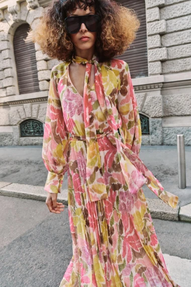 Od kave u gradu do posebnih prilika: Najljep&scaron;e midi haljine koje nosimo ove sezone