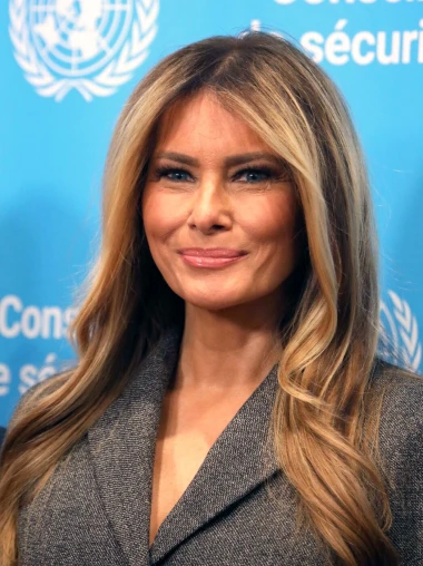 Glamur na poslovni način: Melania u elegantnom odijelu pokazala savr&scaron;enu proljetnu frizuru