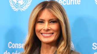 Glamur na poslovni način: Melania u elegantnom odijelu pokazala savr&scaron;enu proljetnu frizuru