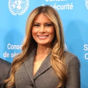Glamur na poslovni način: Melania u elegantnom odijelu pokazala savr&scaron;enu proljetnu frizuru