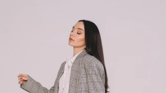 Bijela ko&scaron;ulja nikad ne izlazi iz mode: 10 outfita koje mora&scaron; isprobati