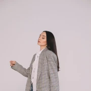 Bijela ko&scaron;ulja nikad ne izlazi iz mode: 10 outfita koje mora&scaron; isprobati