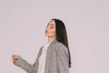 Bijela ko&scaron;ulja nikad ne izlazi iz mode: 10 outfita koje mora&scaron; isprobati