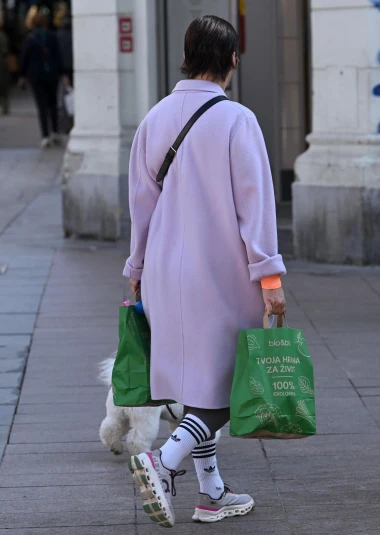 Nina Badrić pro&scaron;etala gradom u opu&scaron;tenom izdanju: Svi su primijetili jedan detalj