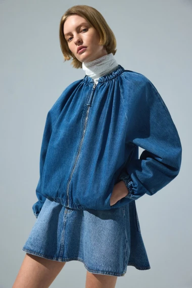 Bomber jakna je jedan od najcool komada za topliju sezonu