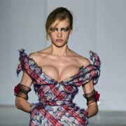 Vivienne Westwood u Parizu: Oda neustra&scaron;ivosti, humoru i vječnoj pobuni