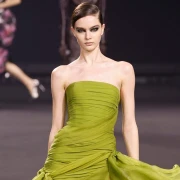 Elie Saab u Parizu predstavio moćnu i mračniju viziju glamura