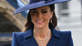 Kate Middleton opet modno briljirala: Tamnoplava haljina stoji joj kao salivena, a nakit je posebna priča