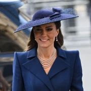 Kate Middleton ponovno modno briljirala: Tamnoplava haljina stoji joj kao salivena, a nakit morate vidjeti