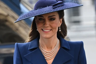 Kate Middleton opet modno briljirala: Tamnoplava haljina stoji joj kao salivena, a nakit je posebna priča