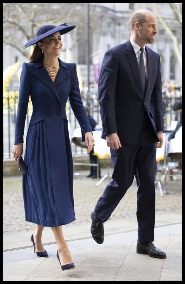 Kate Middleton opet modno briljirala: Tamnoplava haljina stoji joj kao salivena, a nakit je posebna priča