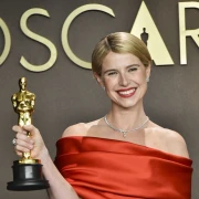 Jessie Buckley u Chanelu ispisala povijest: Trijumf na Oscarima u haljini nadahnutoj Grace Kelly