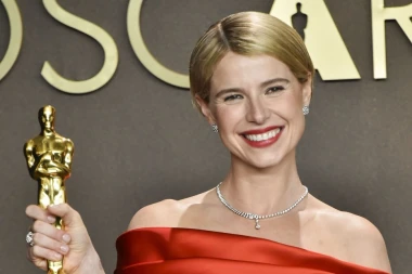 Jessie Buckley u Chanelu ispisala povijest: Trijumf na Oscarima u haljini nadahnutoj Grace Kelly