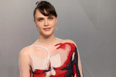 Oscar za najčudniju haljinu ide...: Cara Delevingne u 'mi&scaron;ićavoj haljini' i pamučnim čarapama