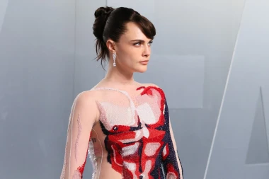 Oscar za najčudniju haljinu ide...: Cara Delevingne u 'mi&scaron;ićavoj haljini' i pamučnim čarapama