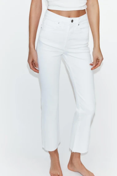 Bezvremenski komad za toplije dane: Bijele traperice u proljetnom izdanju