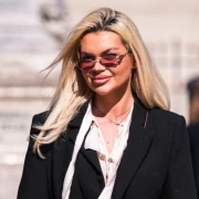 Plavu&scaron;a sa &scaron;pice u dobitnoj kombinaciji: Čizme, duge noge i preslatki pratitelj