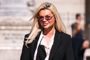 Plavu&scaron;a sa &scaron;pice u dobitnoj kombinaciji: Čizme, duge noge i slatki pratitelj