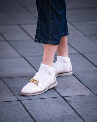 Traper kao zvijezda dana: Zlatni detalji i bijele mokasinke na zagrebačkoj &scaron;pici